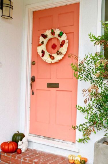 How to Craft an Autumn Corn Husk 'n Felt Acorn Wreath - HomeJelly